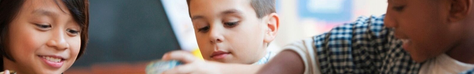 Two kids cooperating