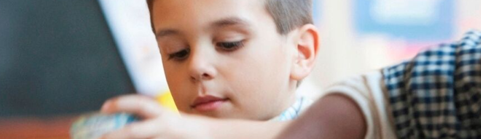 Two kids cooperating